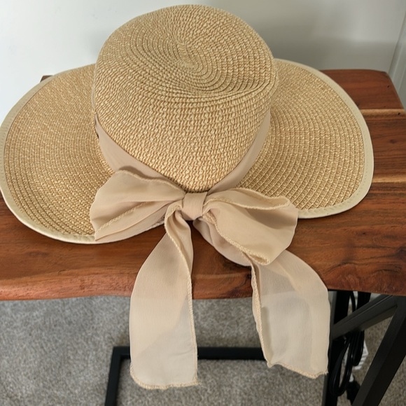 Straw hat, wide brim, never worn - Picture 2 of 5